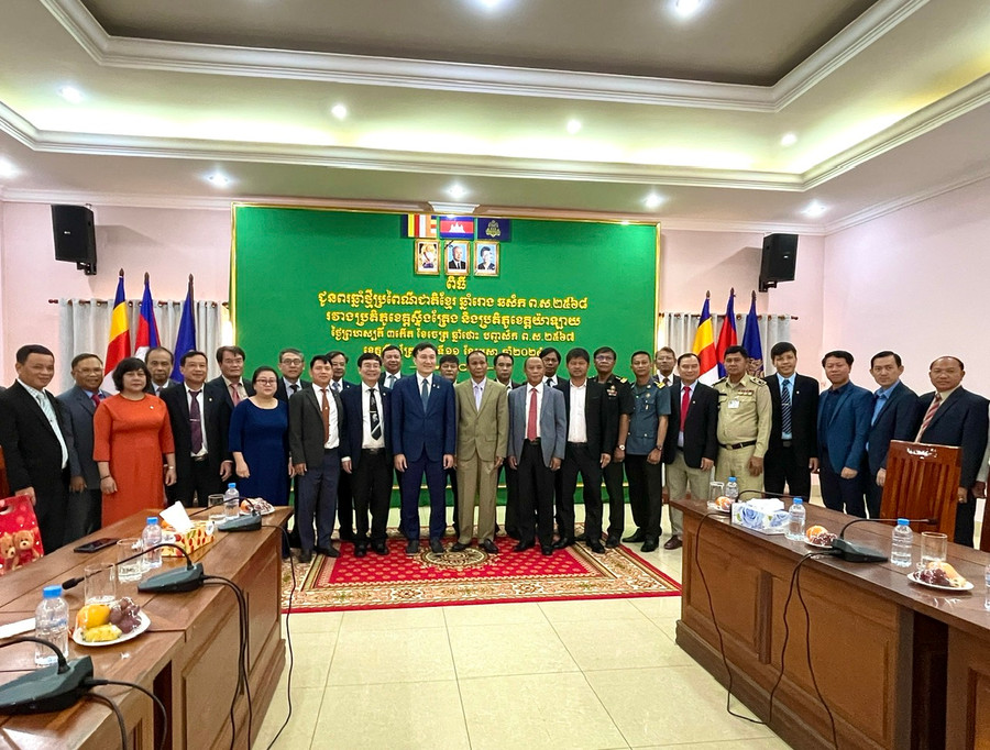 Đoàn cán bộ cấp cao của tỉnh Gia Lai chụp ảnh lưu niệm với lãnh đạo chính quyền tỉnh Stung Treng. Ảnh: Minh Nguyễn Đoàn cán bộ cấp cao của tỉnh Gia Lai chụp ảnh lưu niệm với lãnh đạo chính quyền tỉnh Stung Treng. Ảnh: Minh Nguyễn