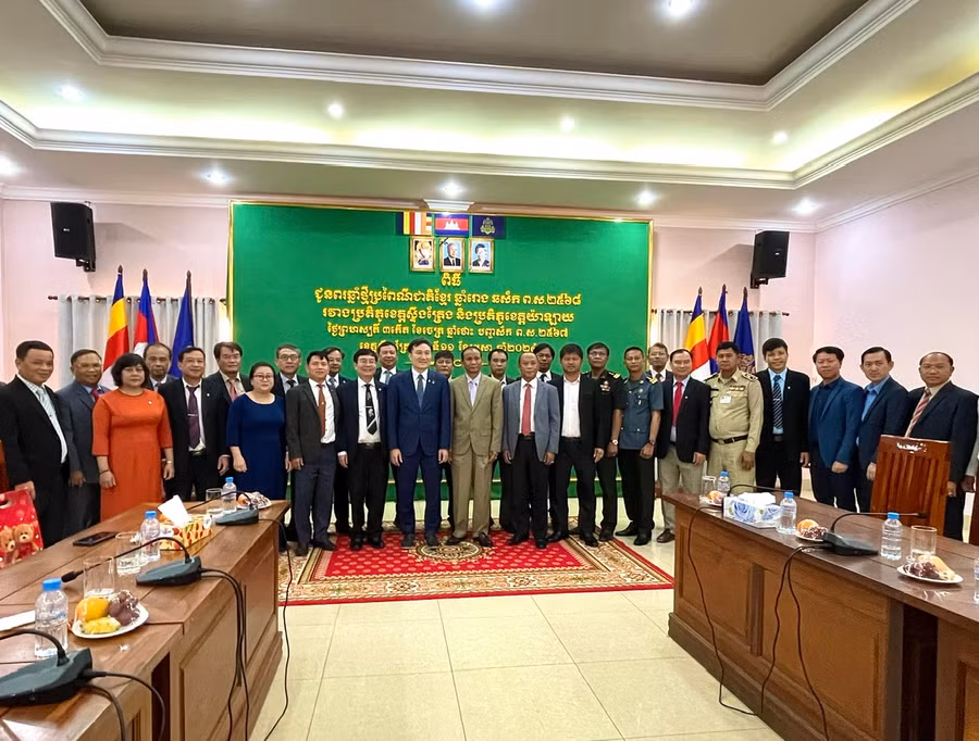 Đoàn cán bộ cấp cao của tỉnh Gia Lai chụp ảnh lưu niệm với lãnh đạo chính quyền tỉnh Stung Treng. Ảnh: Minh Nguyễn