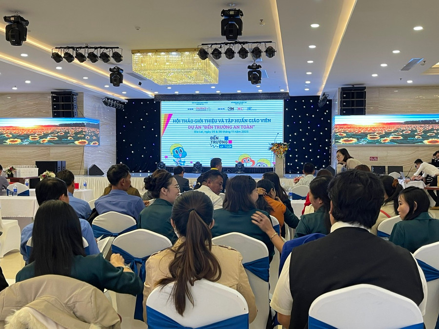 Hội thảo giới thiệu Dự án &quot;Đến trường an toàn&quot; và tập huấn cho giáo viên tiểu học phương pháp giảng dạy tích cực về ATGT do Quỹ Phòng chống thương vong châu Á và Ban ATGT tỉnh phối hợp tổ chức. Ảnh: Minh Phương