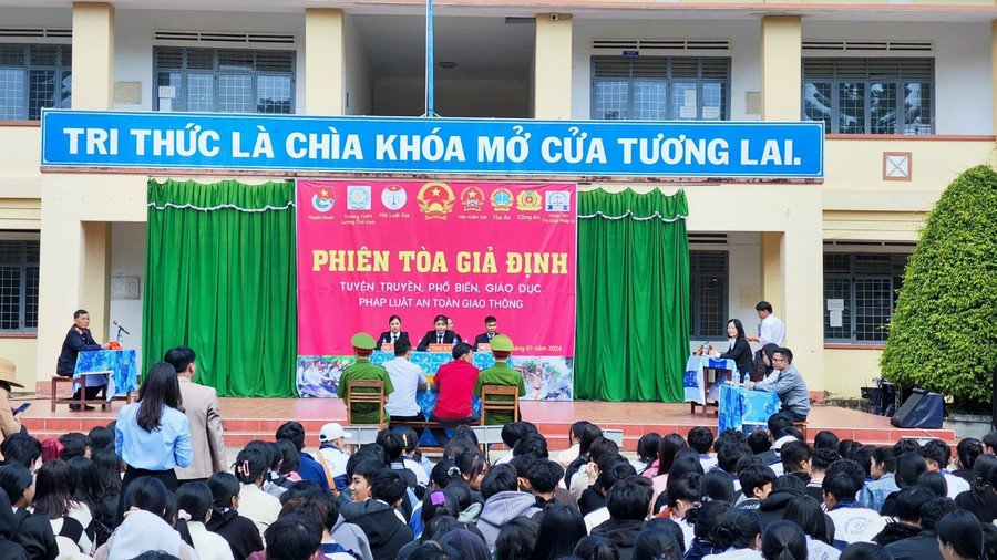 Hội Luật gia huyện Kbang phối hợp với Tòa án, Viện Kiểm sát, Công an huyện, Huyện Đoàn, Trung tâm Trợ giúp pháp lý Nhà nước tỉnh (Chi nhánh An Khê) và Trường THPT Lương Thế Vinh tổ chức Phiên tòa giả định tuyên truyền về ATGT. Ảnh: Minh Phương