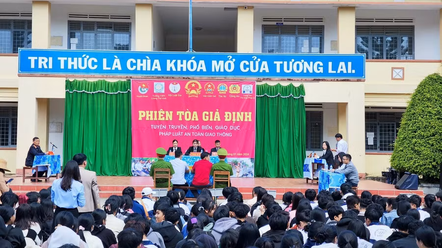 Hội Luật gia huyện Kbang phối hợp với Tòa án, Viện Kiểm sát, Công an huyện, Huyện Đoàn, Trung tâm Trợ giúp pháp lý Nhà nước tỉnh (Chi nhánh An Khê) và Trường THPT Lương Thế Vinh tổ chức Phiên tòa giả định tuyên truyền về ATGT. Ảnh: Minh Phương