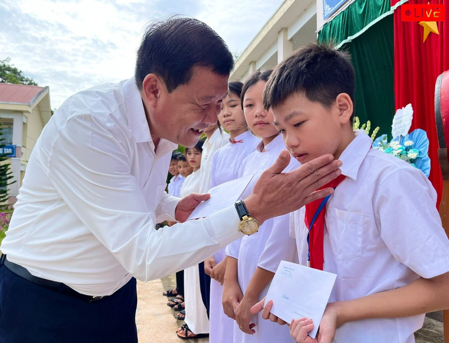 Chủ nhiệm Ủy ban Kiểm tra Tỉnh ủy Thái Thanh Bình tặng học bổng cho các em học sinh nhân dịp khai giảng năm học mới 2024-2025. Ảnh: Minh Phương Chủ nhiệm Ủy ban Kiểm tra Tỉnh ủy Thái Thanh Bình tặng học bổng cho các em học sinh nhân dịp khai giảng năm học mới 2024-2025. Ảnh: Minh Phương