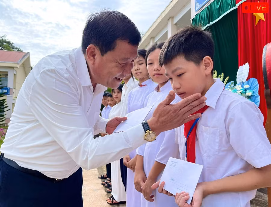 Chủ nhiệm Ủy ban Kiểm tra Tỉnh ủy Thái Thanh Bình tặng học bổng cho các em học sinh nhân dịp khai giảng năm học mới 2024-2025. Ảnh: Minh Phương