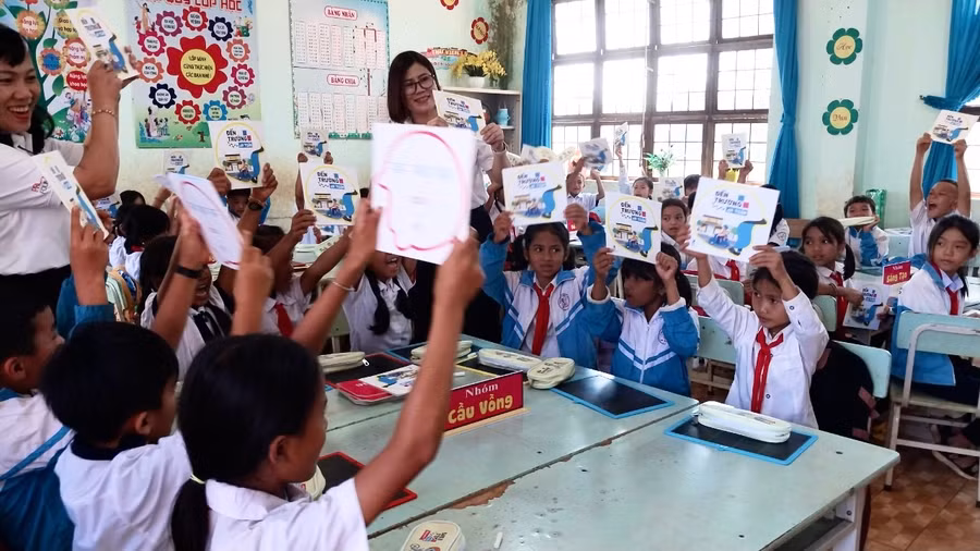 Bài giảng được lồng ghép video hoạt hình, trò chơi, tiểu phẩm, hoạt cảnh về chủ đề ATGT với nhiều hình trực quan thu hút học sinh hào hứng tham gia tiết học. Ảnh: Minh Phương