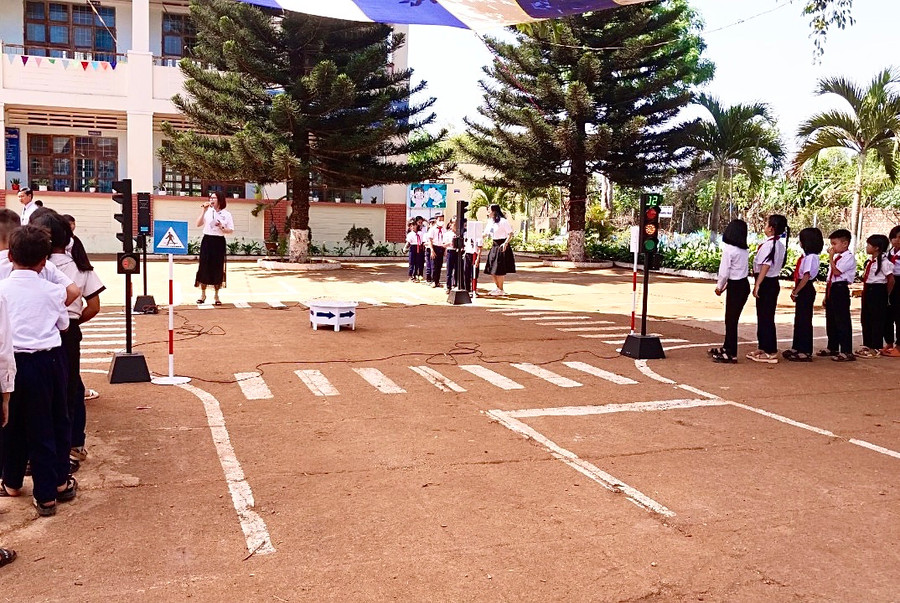 Tham gia trò chơi về biển báo với những hình ảnh trực quan giúp các học sinh hiểu hơn các quy định về Luật Giao thông đường bộ. Ảnh: Minh Phương Tham gia trò chơi về biển báo với những hình ảnh trực quan giúp các học sinh hiểu hơn các quy định về Luật Giao thông đường bộ. Ảnh: Minh Phương