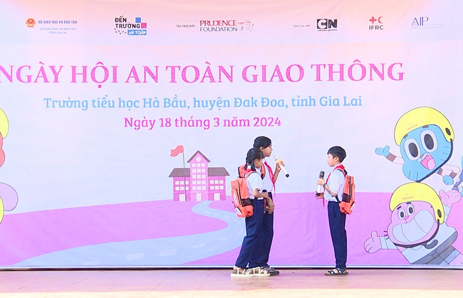 Học sinh Trường Tiểu học Hà Bầu tham gia tiểu phẩm “Bài học trên đường” nhằm truyền tải thông điệp về giao thông an toàn. Ảnh: Minh Phương Học sinh Trường Tiểu học Hà Bầu tham gia tiểu phẩm “Bài học trên đường” nhằm truyền tải thông điệp về giao thông an toàn. Ảnh: Minh Phương