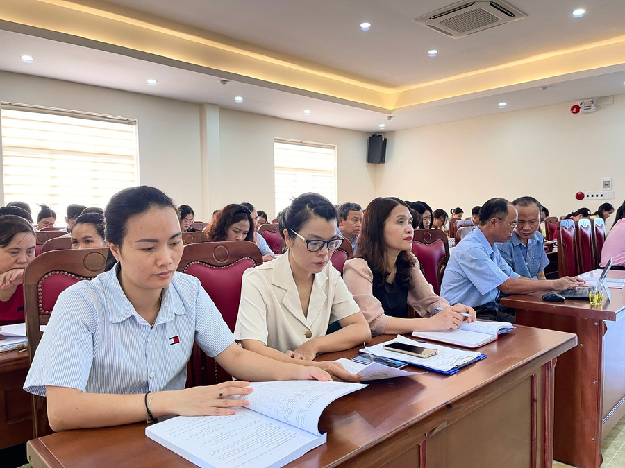 Các đại biểu đến từ các sở, ban, ngành của tỉnh tham gia tập huấn biểu mẫu báo cáo thống kê dùng để thu thập thông tin thuộc hệ thống chỉ tiêu thống kê cấp tỉnh. Ảnh: Minh Phương Các đại biểu đến từ các sở, ban, ngành của tỉnh tham gia tập huấn biểu mẫu báo cáo thống kê dùng để thu thập thông tin thuộc hệ thống chỉ tiêu thống kê cấp tỉnh. Ảnh: Minh Phương