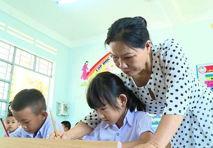 Giáo viên Trường Tiểu học Nguyễn Tất Thành (thị trấn Phú Túc) giúp các em học sinh lớp 1 làm quen với môi trường học tập mới. Ảnh: Minh Phương Giáo viên Trường Tiểu học Nguyễn Tất Thành (thị trấn Phú Túc) giúp các em học sinh lớp 1 làm quen với môi trường học tập mới. Ảnh: Minh Phương