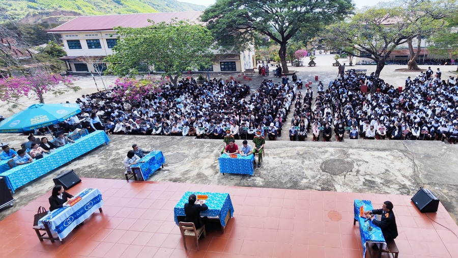 Phiên tòa giả định tuyên truyền, phố biến, giáo dục pháp luật về an toàn giao thông thu hút đông đảo học sinh tham gia. Ảnh: Minh Phương