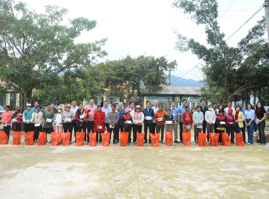 Đại diện lãnh đạo Ủy ban Kiểm tra Tỉnh ủy và các doanh nghiệp, đơn vị tặng quà Tết cho người dân xã Đak Pling, huyện Kông Chro. Ảnh: Minh Phương