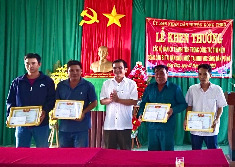Trao giấy khen của Chủ tịch UBND huyện Kông Chro cho các hộ dân tích cực tham gia tìm kiếm nạn nhân bị đuối nước. Ảnh: Minh Phương Trao giấy khen của Chủ tịch UBND huyện Kông Chro cho các hộ dân tích cực tham gia tìm kiếm nạn nhân bị đuối nước. Ảnh: Minh Phương