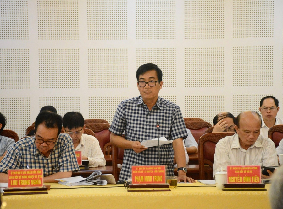 Ông Phạm Minh Trung-Giám đốc Sở Tài nguyên và Môi trường trao đổi với các địa phương về một số vướng mắc trong việc thiếu nguồn vật liệu xây dựng, ảnh hưởng tiến độ thực hiện dự án. Ảnh: Minh Phương