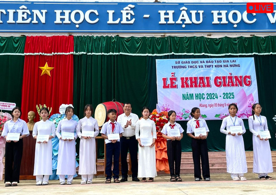 Các ban ngành của tỉnh, huyện và các đơn vị, nhà tài trợ đã dành nhiều suất học bổng động viên các em học sinh Trường THCS và THPT Kon Hà Nừng trong năm học mới. Ảnh: Minh Phương Các ban ngành của tỉnh, huyện và các đơn vị, nhà tài trợ đã dành nhiều suất học bổng động viên các em học sinh Trường THCS và THPT Kon Hà Nừng trong năm học mới. Ảnh: Minh Phương
