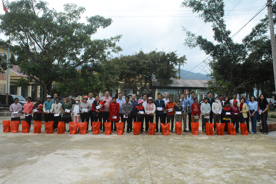 Đại diện lãnh đạo Ủy ban Kiểm tra Tỉnh ủy và các đơn vị, doanh nghiệp tặng các suất quà Tết cho người dân vùng khó xã Đak Pling, huyện Kông Chro. Ảnh: Minh Phương Đại diện lãnh đạo Ủy ban Kiểm tra Tỉnh ủy và các đơn vị, doanh nghiệp tặng các suất quà Tết cho người dân vùng khó xã Đak Pling, huyện Kông Chro. Ảnh: Minh Phương