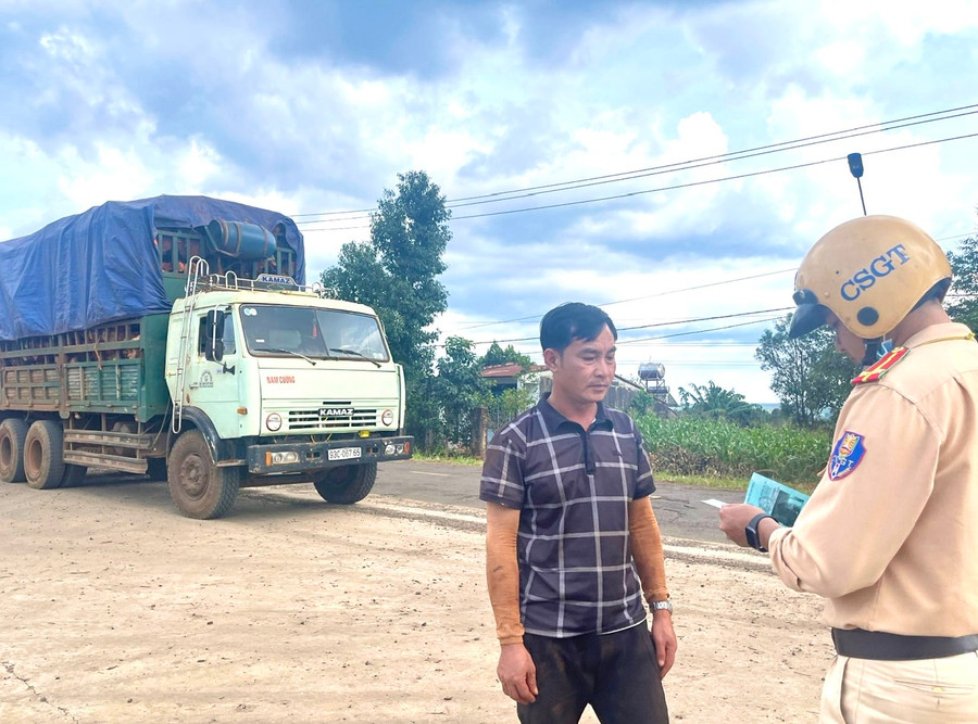 Đội Cảnh sát Giao thông-Trật tự Công an huyện Ia Grai tiến hành dừng các phương tiện để kiểm tra tải trọng. Ảnh: Minh Phương