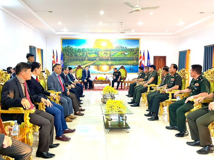 Đoàn lãnh đạo cấp cao tỉnh Gia Lai đến thăm và chúc Tết cổ truyền Chol Chnam Thmay Bộ Tư lệnh Quân khu 4, Quân đội Hoàng gia Campuchia tại TP. Siem Riep (Vương quốc Campuchia). Ảnh: Minh Nguyễn Đoàn lãnh đạo cấp cao tỉnh Gia Lai đến thăm và chúc Tết cổ truyền Chol Chnam Thmay Bộ Tư lệnh Quân khu 4, Quân đội Hoàng gia Campuchia tại TP. Siem Riep (Vương quốc Campuchia). Ảnh: Minh Nguyễn