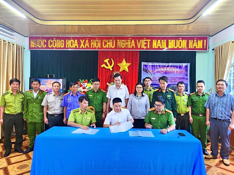 Vườn quốc gia Kon Ka Kinh, Hạt Kiểm lâm và Công an huyện Kbang tổ chức ký kết quy chế phối hợp trong công tác quản lý, bảo vệ rừng. Ảnh: Minh Phương Vườn quốc gia Kon Ka Kinh, Hạt Kiểm lâm và Công an huyện Kbang tổ chức ký kết quy chế phối hợp trong công tác quản lý, bảo vệ rừng. Ảnh: Minh Phương