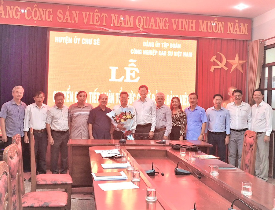 Huyện ủy Chư Sê và Đảng ủy Tập đoàn Công nghiệp Cao su Việt Nam phối hợp tổ chức lễ chuyển giao, tiếp nhận tổ chức cơ sở đảng và đảng viên. Ảnh: M.N Huyện ủy Chư Sê và Đảng ủy Tập đoàn Công nghiệp Cao su Việt Nam phối hợp tổ chức lễ chuyển giao, tiếp nhận tổ chức cơ sở đảng và đảng viên. Ảnh: M.N