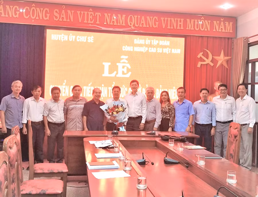 Huyện ủy Chư Sê và Đảng ủy Tập đoàn Công nghiệp Cao su Việt Nam phối hợp tổ chức lễ chuyển giao, tiếp nhận tổ chức cơ sở đảng và đảng viên. Ảnh: M.N