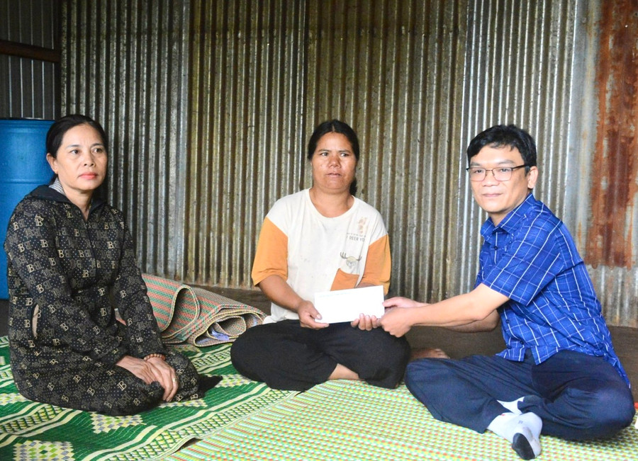 Ông Võ Ngọc Quảng-Phó Chánh Văn phòng Ban An toàn giao thông tỉnh thăm và tặng quà cho gia đình nạn nhân Rơ Chăm Săn (làng Yek, xã Ia Sao, huyện Ia Grai). Ảnh: Minh Phương Ông Võ Ngọc Quảng-Phó Chánh Văn phòng Ban An toàn giao thông tỉnh thăm và tặng quà cho gia đình nạn nhân Rơ Chăm Săn (làng Yek, xã Ia Sao, huyện Ia Grai). Ảnh: Minh Phương