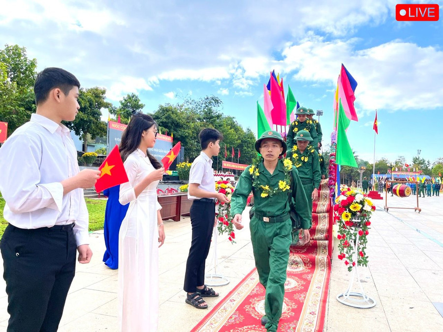 Các tân binh của huyện Kbang tự tin bước qua cầu vinh quang lên đường nhập ngũ. Ảnh Minh Phương