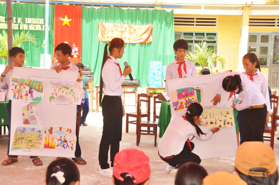 Vườn Quốc gia Kon Ka Kinh tăng cường tuyên truyền công tác quản lý và bảo vệ rừng trong trường học cho các em học sinh ở các xã vùng đệm. Ảnh: Minh Nguyễn