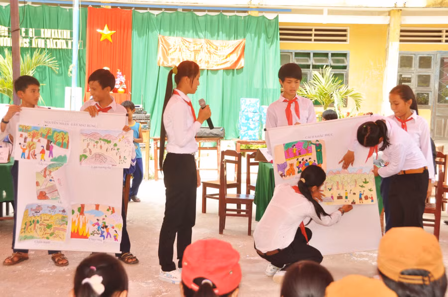 Vườn Quốc gia Kon Ka Kinh tăng cường tuyên truyền công tác quản lý và bảo vệ rừng trong trường học cho các em học sinh ở các xã vùng đệm. Ảnh: Minh Nguyễn
