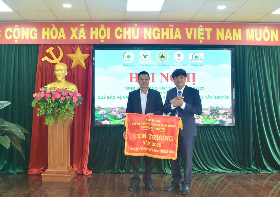 Trao cờ thi đua Cụm trưởng cho Quỹ Bảo vệ và Phát triển rừng tỉnh Lâm Đồng năm 2025. Ảnh: Minh Phương