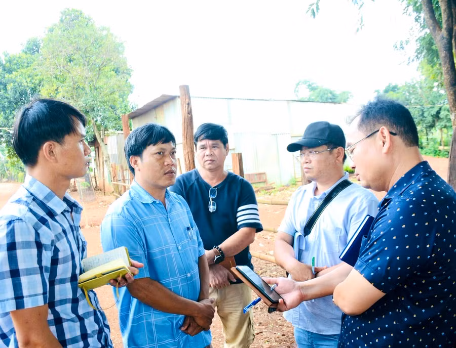 Các nhà báo, phóng viên trao đổi thông tin về chương trình xây dựng làng nông thôn mới với lãnh đạo xã Chư Don (huyện Chư Pưh). Ảnh: Minh Phương