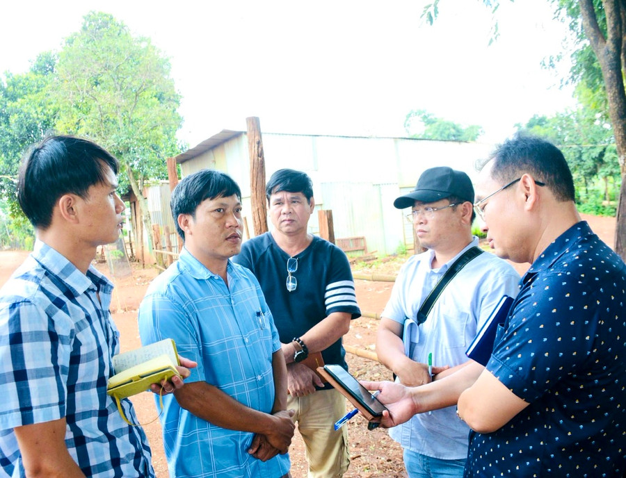 Các nhà báo, phóng viên trao đổi thông tin về chương trình xây dựng làng nông thôn mới với lãnh đạo xã Chư Don (huyện Chư Pưh). Ảnh: Minh Phương Các nhà báo, phóng viên trao đổi thông tin về chương trình xây dựng làng nông thôn mới với lãnh đạo xã Chư Don (huyện Chư Pưh). Ảnh: Minh Phương