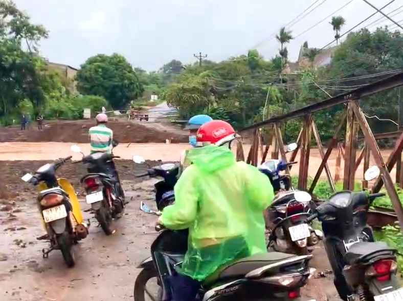 Gia cố thiếu chắc chắn, đường tạm qua suối Ia Pết (xã Bờ Ngoong) tiếp tục bị nước cuốn trôi. Ảnh: Cắt từ clip Gia cố thiếu chắc chắn, đường tạm qua suối Ia Pết (xã Bờ Ngoong) tiếp tục bị nước cuốn trôi. Ảnh: Cắt từ clip