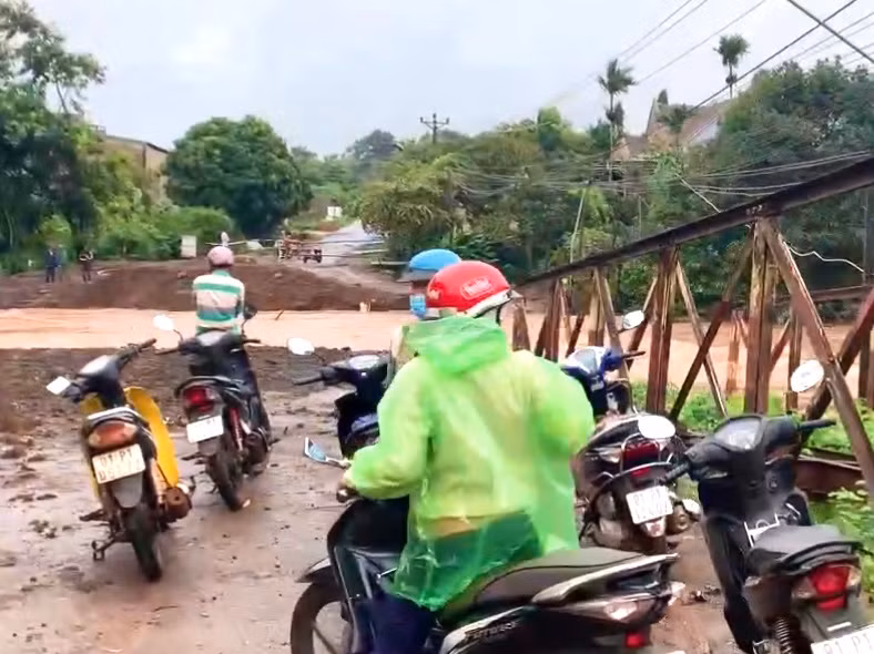 Gia cố thiếu chắc chắn, đường tạm qua suối Ia Pết (xã Bờ Ngoong) tiếp tục bị nước cuốn trôi. Ảnh: Cắt từ clip