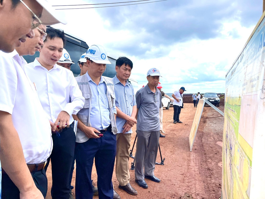 Các đại biểu đến từ các cơ quan báo Đảng địa phương tìm hiểu thông tin về dự án Sân bay Long Thành. Ảnh: Minh Nguyễn Các đại biểu đến từ các cơ quan báo Đảng địa phương tìm hiểu thông tin về dự án Sân bay Long Thành. Ảnh: Minh Nguyễn