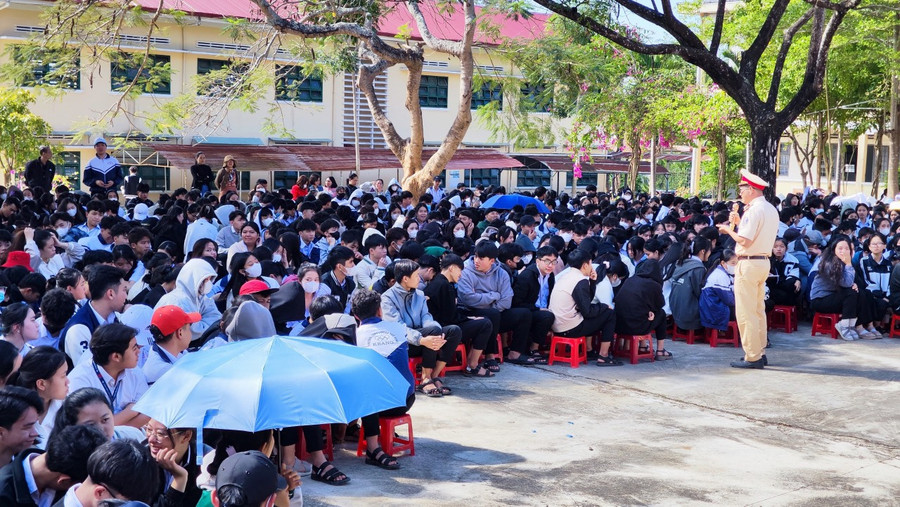 Lực lượng Cảnh sát giao thông Công an huyện Kbang tăng cường tuyên truyền, phổ biến, giáo dục pháp luật về an toàn giao thông cho học sinh. Ảnh: Minh Phương