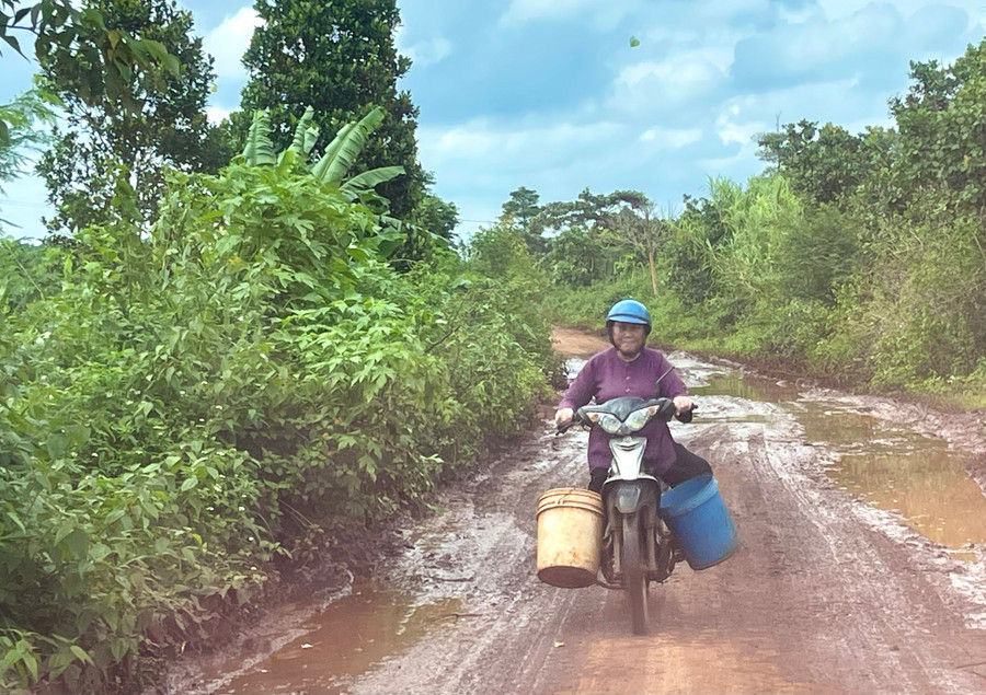 Đoạn đường tránh nhiều hố sâu, ổ voi, ổ gà, trong khi lượng xe qua đây hàng ngày tăng lên đột biến, tiềm ẩn nguy cơ xảy ra tai nạn giao thông. Ảnh: Minh Phương
