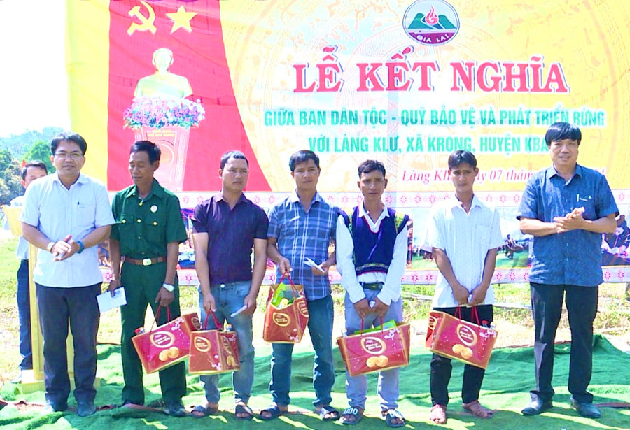 Đại diện đơn vị kết nghĩa tặng quà cho 5 hộ đăng ký thoát nghèo của làng Klư trong năm 2024. Ảnh: Công Linh