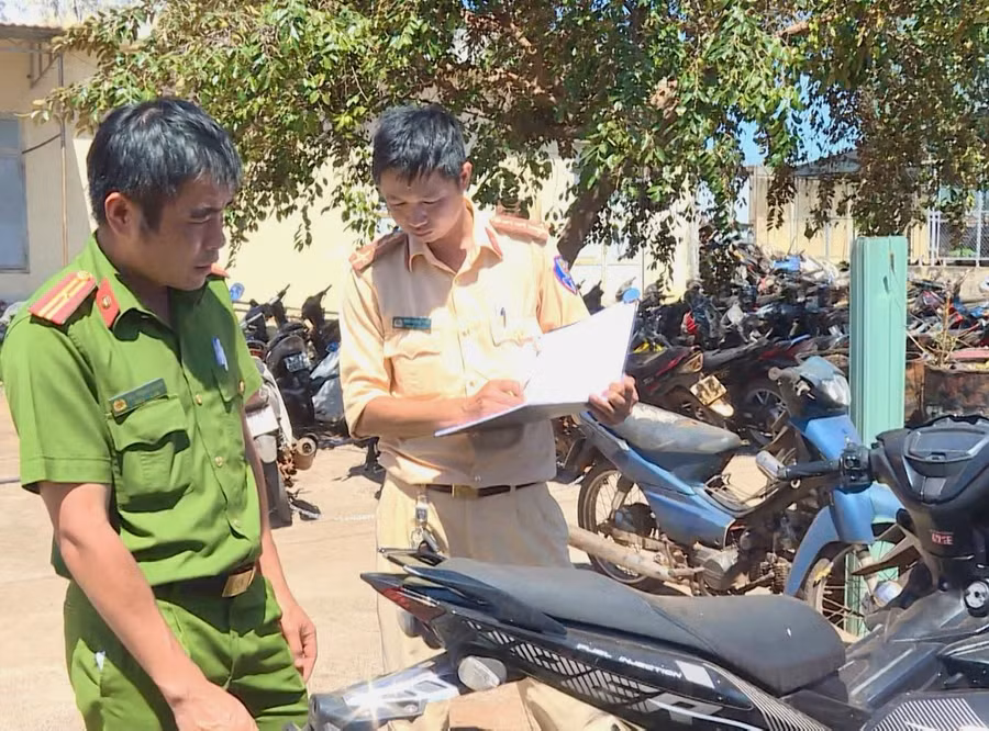 Lực lượng Công an huyện Chư Sê tăng cường phối hợp xử lý các trường hợp thanh-thiếu niên vi phạm trật tự, an toàn giao thông. Ảnh: Minh Phương