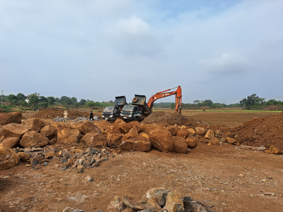 Điểm khai thác đá trái phép tại khu vực làng Maih tiếp giáp với làng Blo Dung, xã Ia Hrung. Ảnh T.D