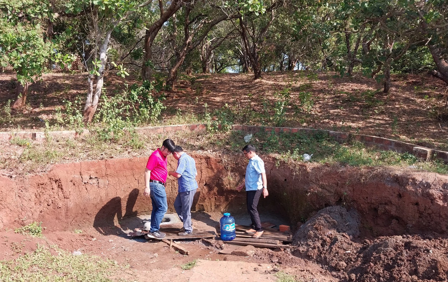 Để đủ nước phục vụ sinh hoạt hằng ngày, người dân phải tận dụng những khu vực trũng để đào hố nhỏ lấy nước. Ảnh: T.D