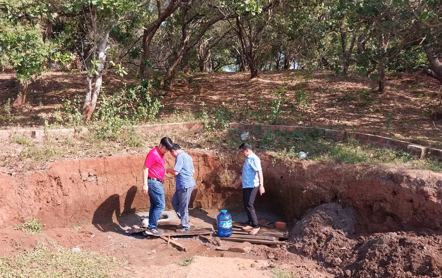 Để đủ nước phục vụ sinh hoạt hằng ngày, người dân phải tận dụng những khu vực trũng để đào hố nhỏ lấy nước. Ảnh: T.D