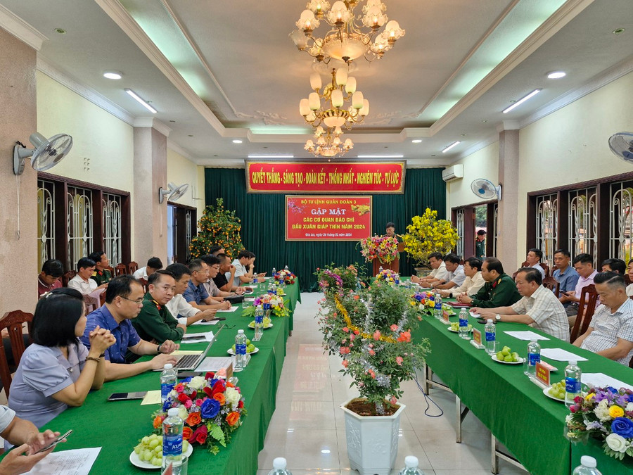 Bộ Tư lệnh Quân đoàn 3 gặp mặt báo chí đầu năm Giáp Thìn 2024: Ảnh: T.D Bộ Tư lệnh Quân đoàn 3 gặp mặt báo chí đầu năm Giáp Thìn 2024: Ảnh: T.D
