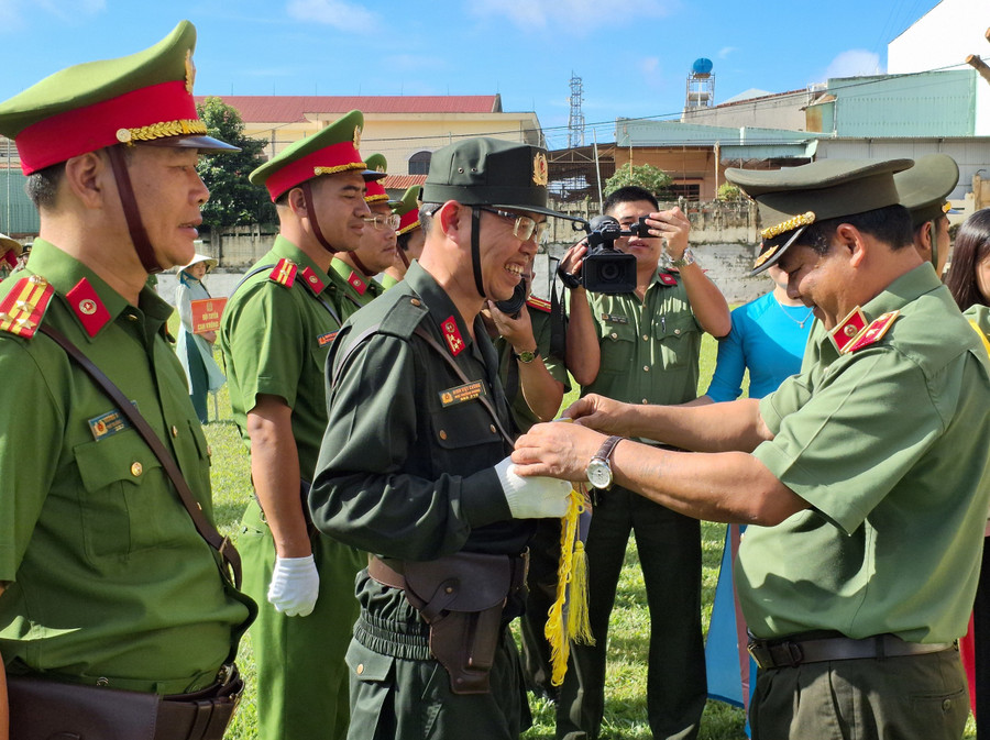 Thiếu tướng Rah Lan Lâm-Giám đốc Công an tỉnh tặng cờ lưu niệm, hoa cho các đội tham gia tranh tài tại hội thi. Ảnh: T.D Thiếu tướng Rah Lan Lâm-Giám đốc Công an tỉnh tặng cờ lưu niệm, hoa cho các đội tham gia tranh tài tại hội thi. Ảnh: T.D
