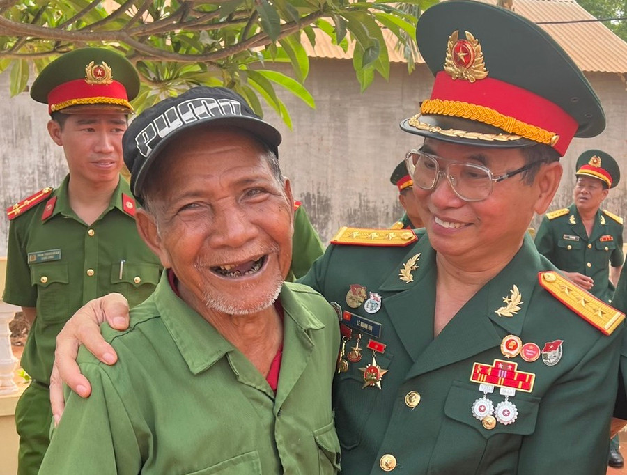 Niềm vui gặp lại của các cựu chiến binh. Ảnh: T.D Niềm vui gặp lại của các cựu chiến binh. Ảnh: T.D