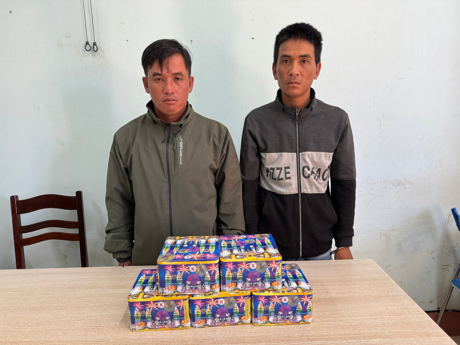 Công an huyện Ia Grai bắt giữ 2 đối tượng tàng trữ pháo trái phép. Ảnh: T.D Công an huyện Ia Grai bắt giữ 2 đối tượng tàng trữ pháo trái phép. Ảnh: T.D