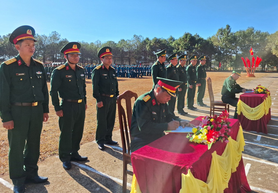 Các phòng, ban của Bộ CHQS tỉnh và Bộ Chỉ huy BĐBP tỉnh ký giao ước thi đua