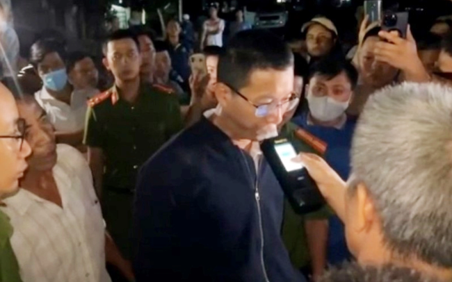 Bị can đo nồng độ cồn sau khi gây tai nạn giao thông làm chết 1 người Bị can đo nồng độ cồn sau khi gây tai nạn giao thông làm chết 1 người