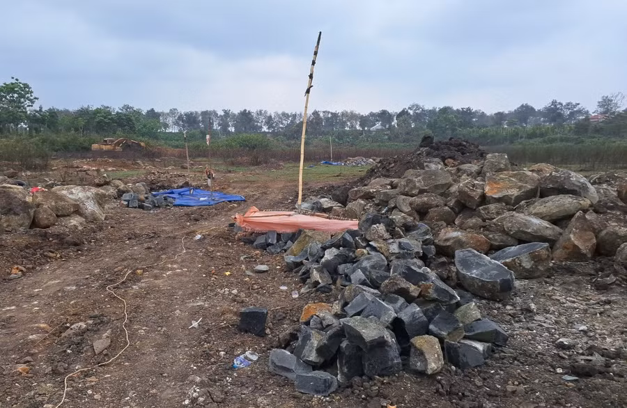 Mặt đất bị cày xới để khai thác khoáng sản trái phép. Ảnh: T.D Mặt đất bị cày xới để khai thác khoáng sản trái phép. Ảnh: T.D