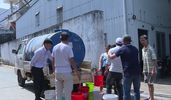 Người dân ở một số tuyến đường trên địa bàn TP. Pleiku thay phiên lấy nước sạch từ xe bồn do hệ thống nước sạch gặp sự cố. Ảnh: T.D