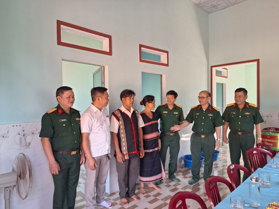 Lãnh đạo Công ty TNHH một thành viên 74 chia vui với gia đình ông Kpuih Hlih. Ảnh: T.D