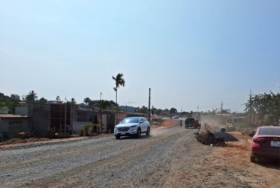 Mỗi lần có xe ô tô chạy qua, bụi bốc lên và bay theo hướng gió vào nhà dân. Ảnh: T.D Mỗi lần có xe ô tô chạy qua, bụi bốc lên và bay theo hướng gió vào nhà dân. Ảnh: T.D